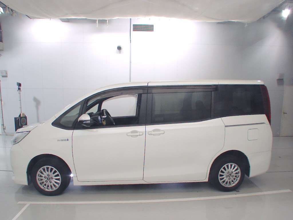 2014 toyota Noah Hybrid